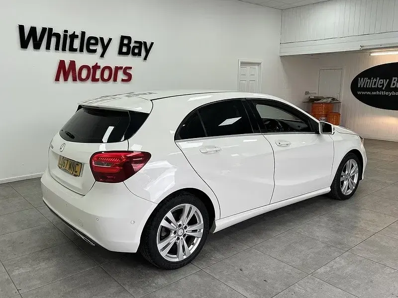 Begagnad Mercedes A200 Executive 2018 Vit Halvkombi