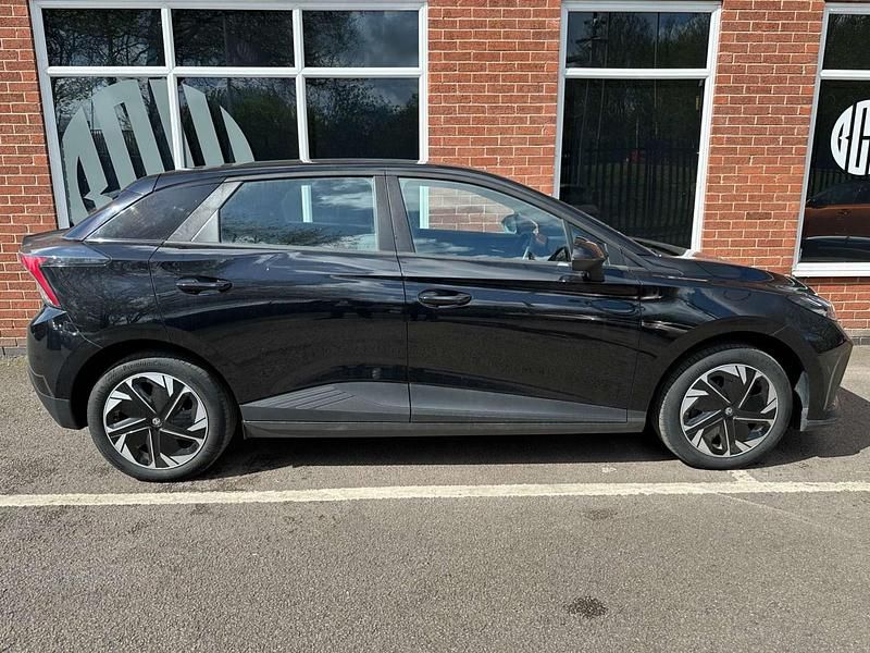 Begagnad MG MG4 EV SE 319 kW (435 HK) 2023 Svart Halvkombi