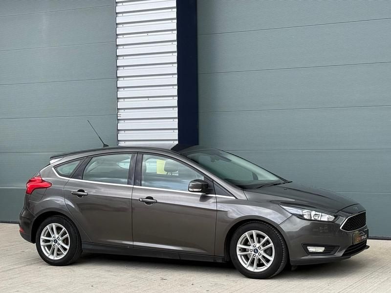Usado Ford Focus Zetec 125 HP (91 kW) 2015 Cinzento Citadino