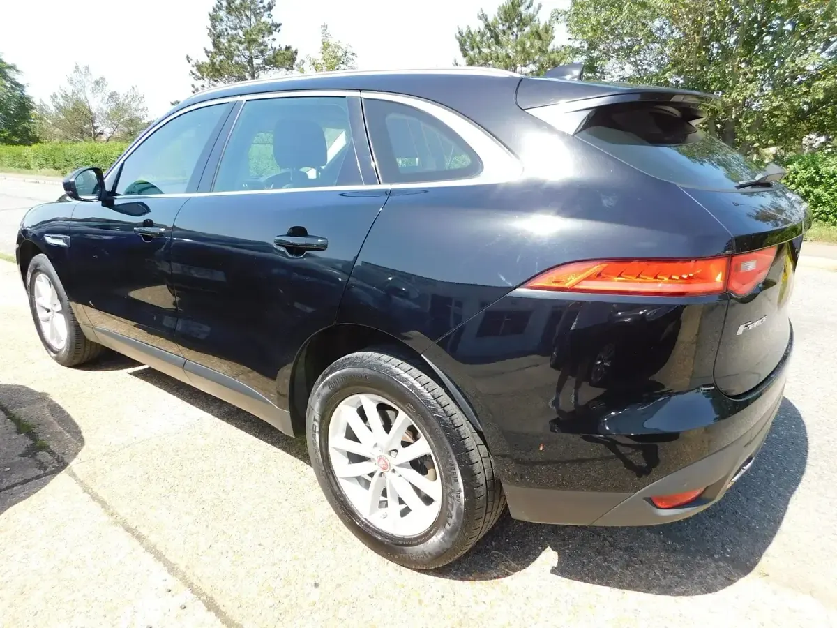 Used Jaguar F-Pace Prestige 180 HP (132 kW) 2017 Black SUV
