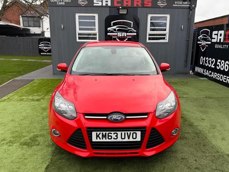 Used Ford Focus Zetec 115 HP (84 kW) 2013 Red Hatchback