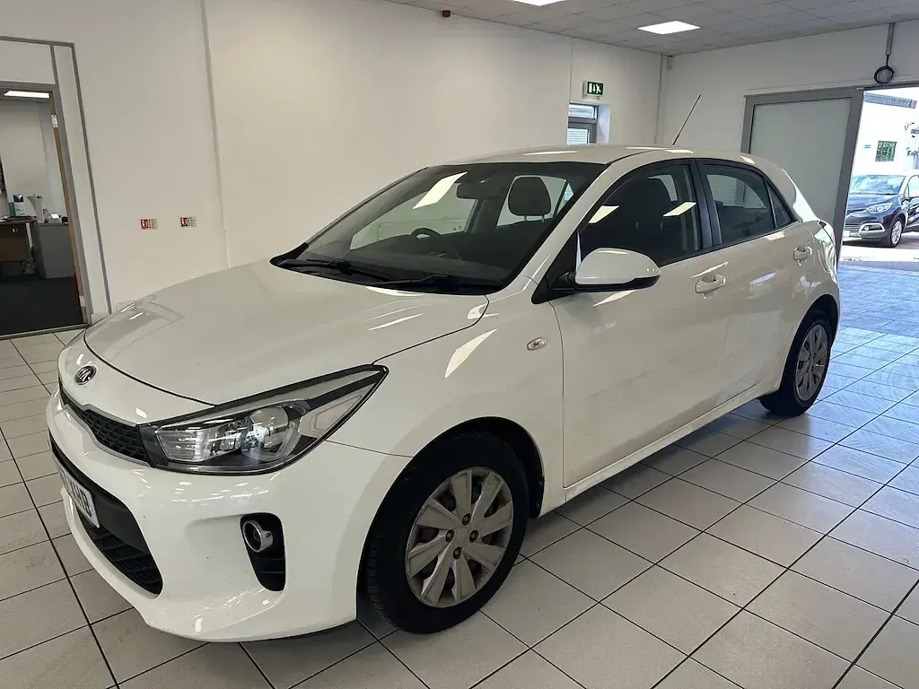 Used Kia Rio 84 HP (61 kW) 2017 White Hatchback