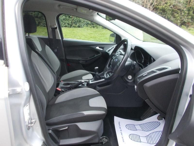 Używany Ford Focus Zetec 2014 Srebrny Hatchback