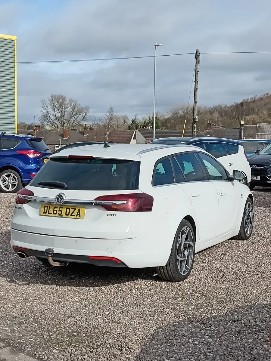 Used Vauxhall Insignia SRi 2015 White Estate