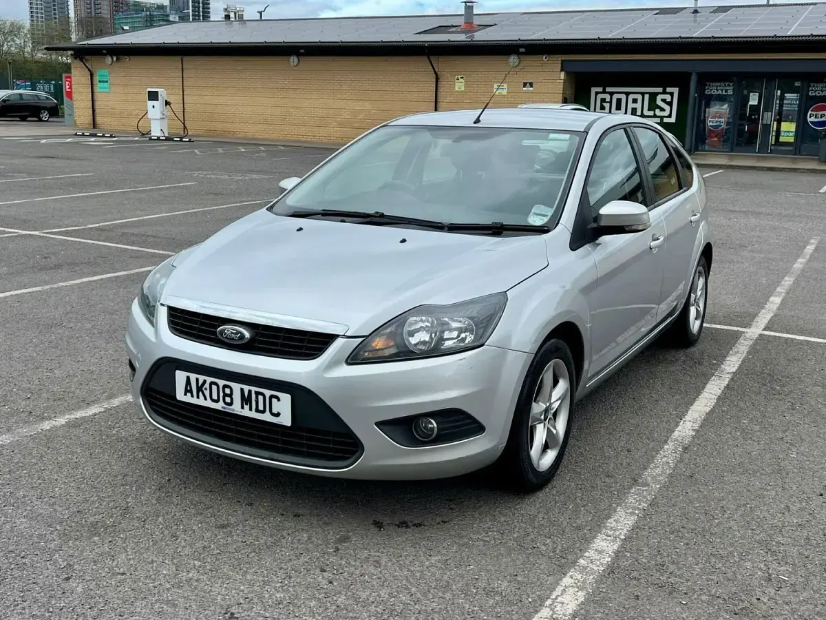Begagnad Ford Focus Zetec 123 HK (90 kW) 2008 Silver Halvkombi