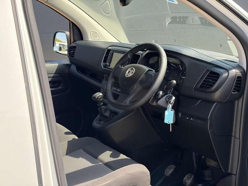Second-hand Vauxhall Vivaro S 2023 Alb Monovolum