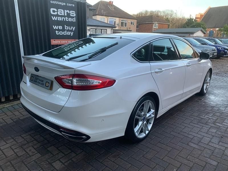 Used Ford Mondeo Titanium 180 HP (132 kW) 2015 White Hatchback