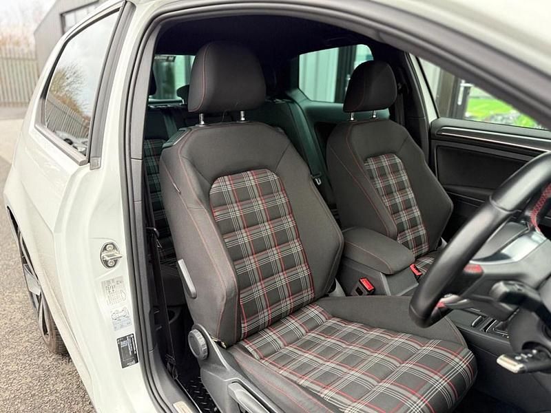 Begagnad VW Golf VII GTI 2019 Vit Halvkombi