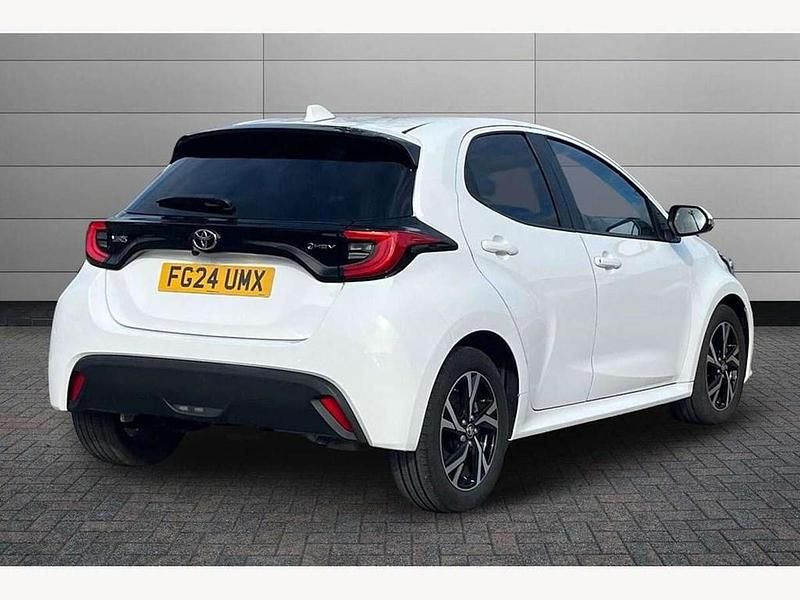 Used Toyota Yaris Hybrid Design 116 HP (85 kW) 2024 White Hatchback