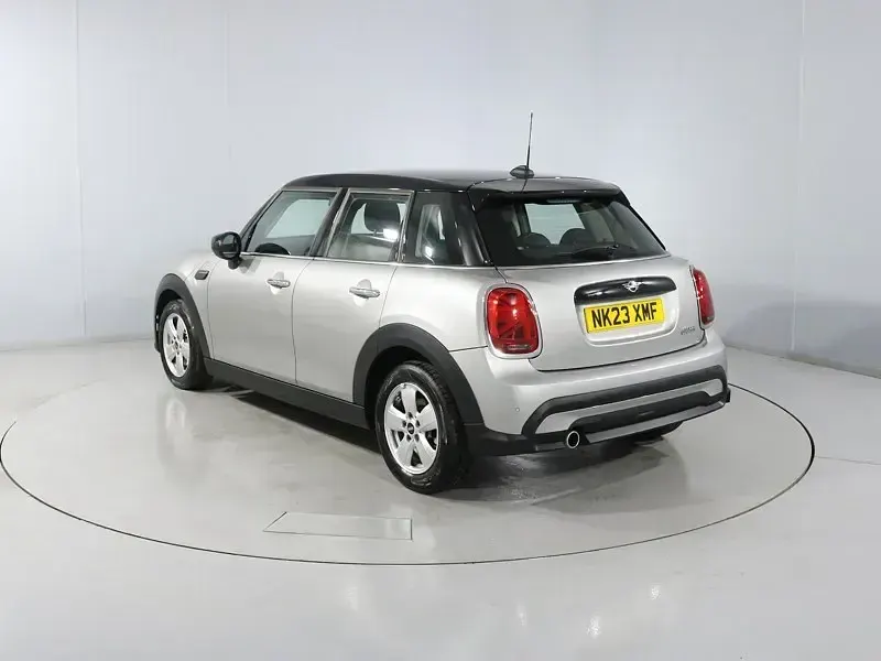 Usado Mini Cooper Classic 134 HP (98 kW) 2023 Prateado Citadino