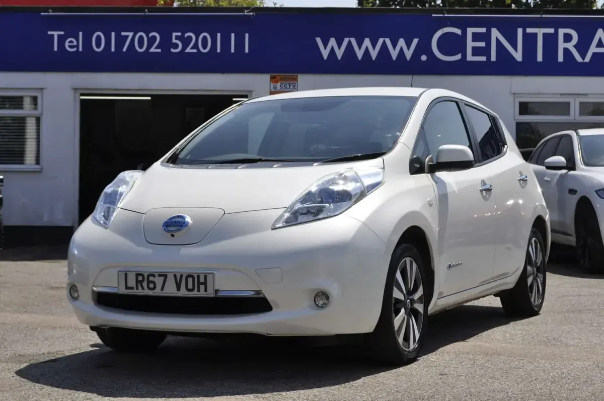Used Nissan Leaf Tekna 80 kW (109 HP) 2017 White Hatchback