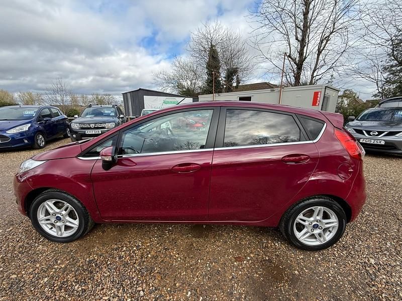 Used Ford Fiesta Zetec 105 HP (77 kW) 2013 Red Hatchback
