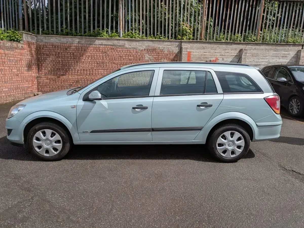 Used Vauxhall Astra 138 HP (101 kW) 2009 Green Estate