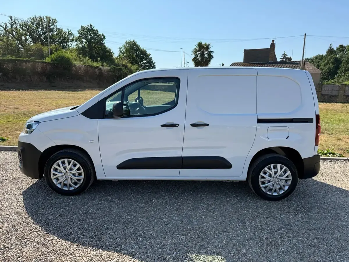 Used Citroën Berlingo 100 HP (73 kW) 2023 White MPV