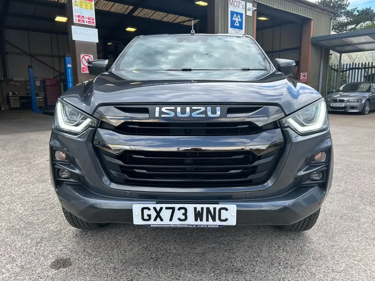 Used Isuzu D-Max 163 HP (119 kW) 2024 Grey Pickup