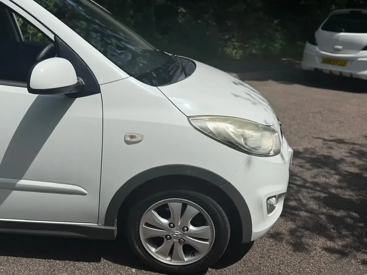 Used Hyundai i10 Style 84 HP (61 kW) 2012 White Hatchback