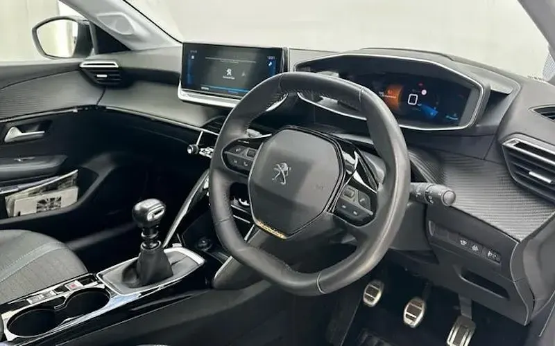 Used Peugeot 208 Allure+ 102 HP (75 kW) 2022 White Hatchback