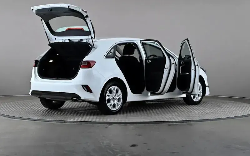 Used Kia Ceed 160 HP (117 kW) 2023 White Hatchback