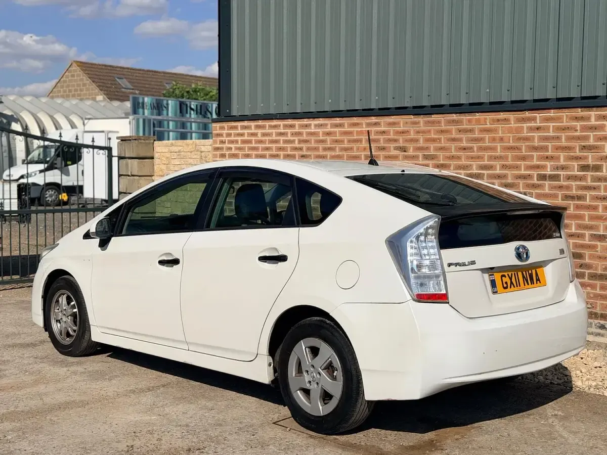 Used Toyota Prius T4 136 HP (100 kW) 2017 White Hatchback