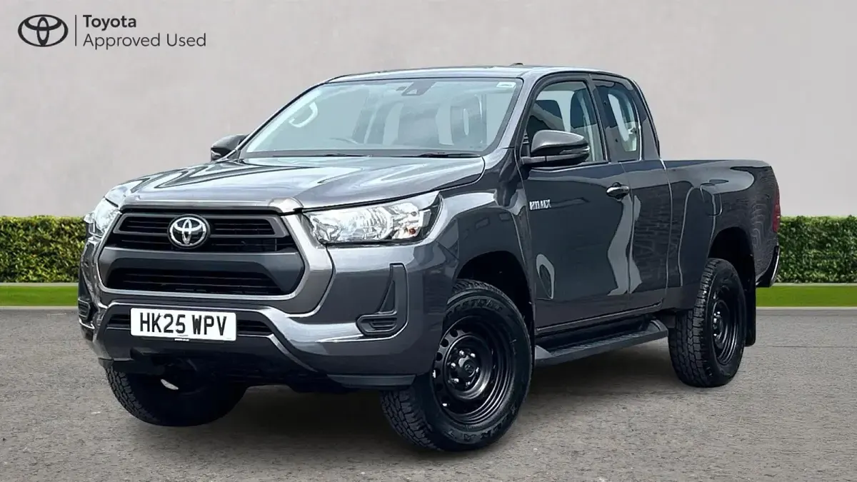 Used Toyota HiLux Active 204 HP (150 kW) 2025 Decuma grey Pickup
