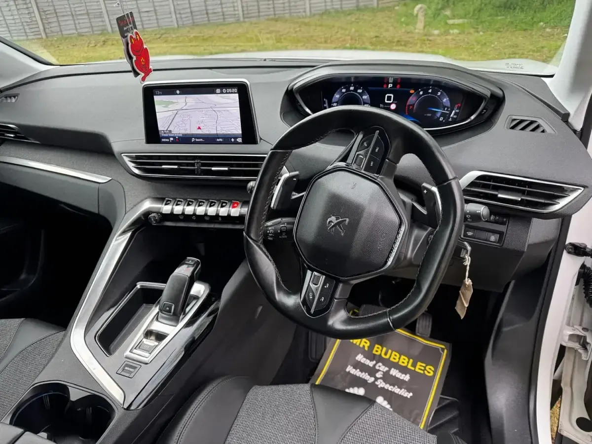 Usado Peugeot 5008 Allure 130 HP (95 kW) 2021 Branco SUV