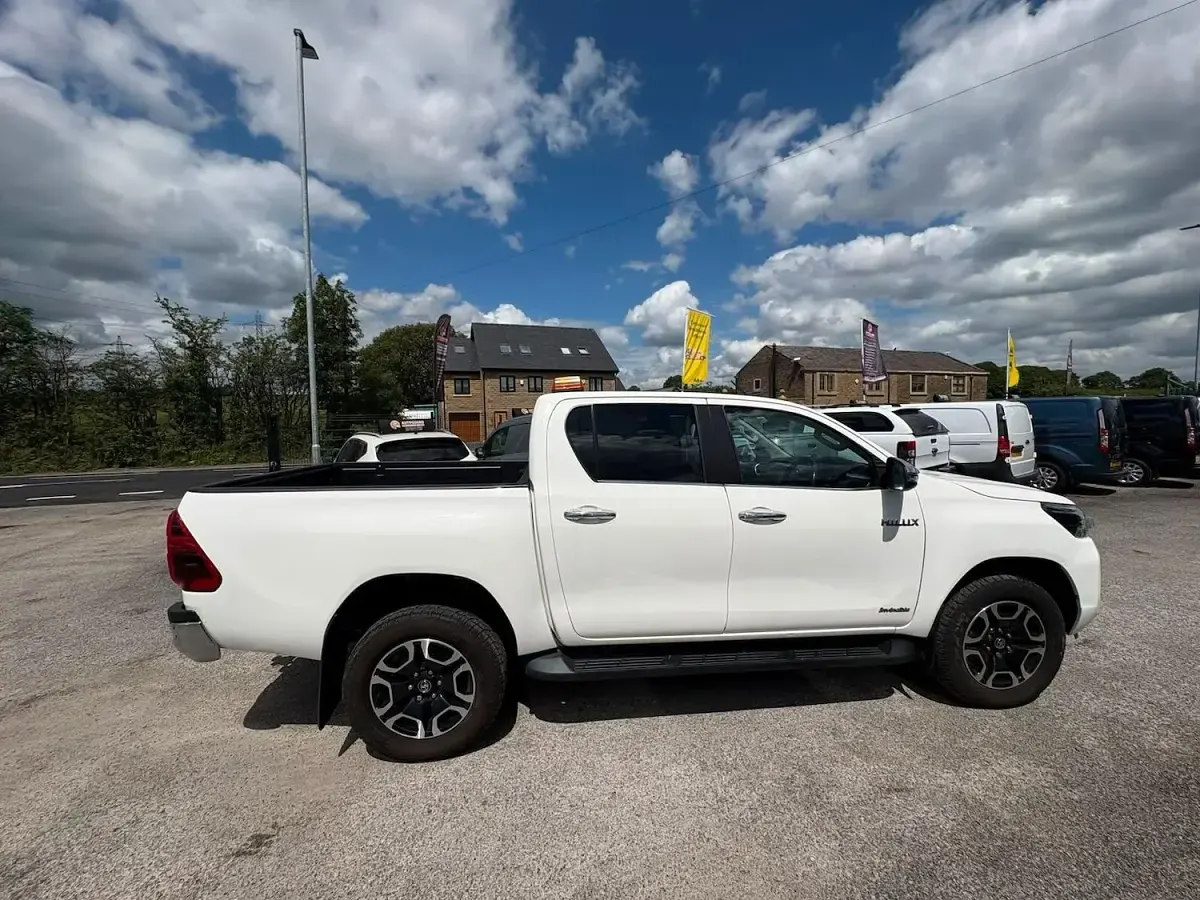 Used Toyota HiLux 201 HP (147 kW) 2021 White Pickup