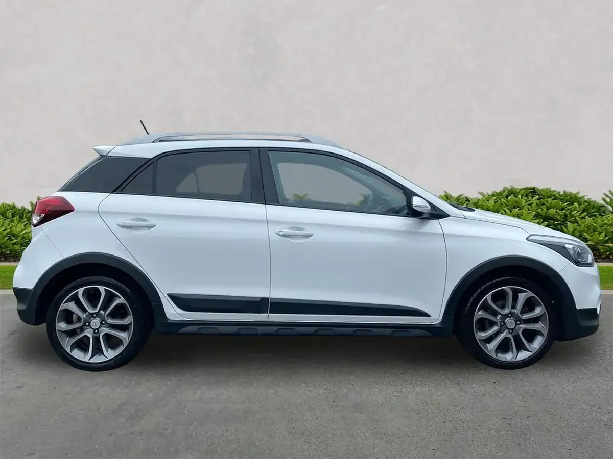 Used Hyundai i20 Active 100 HP (73 kW) 2018 White Hatchback
