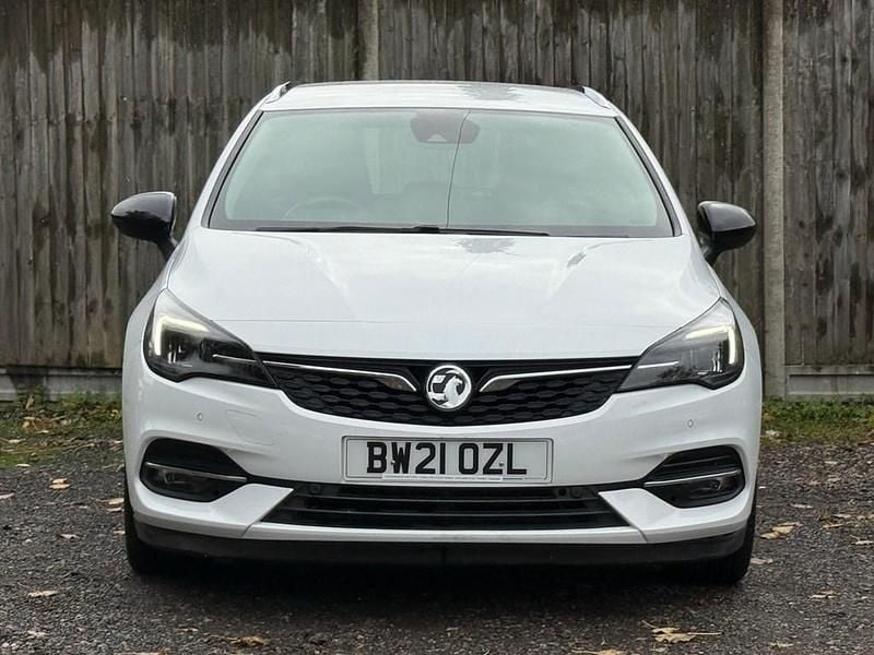 Used Vauxhall Astra SRi 122 HP (89 kW) 2021 White Estate