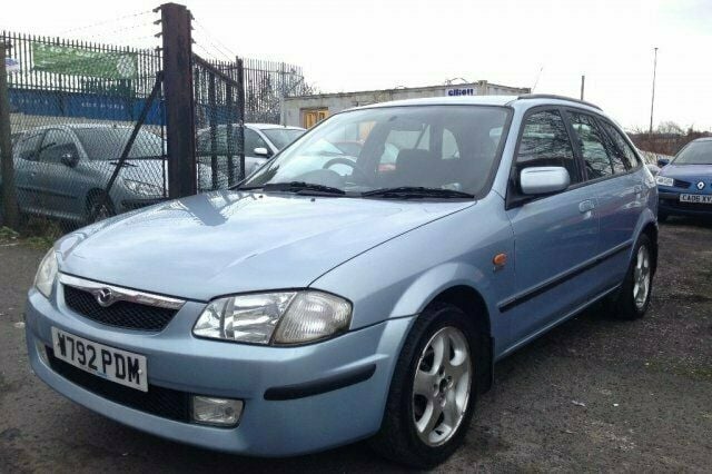 Begagnad Mazda 323 2000 Sedan