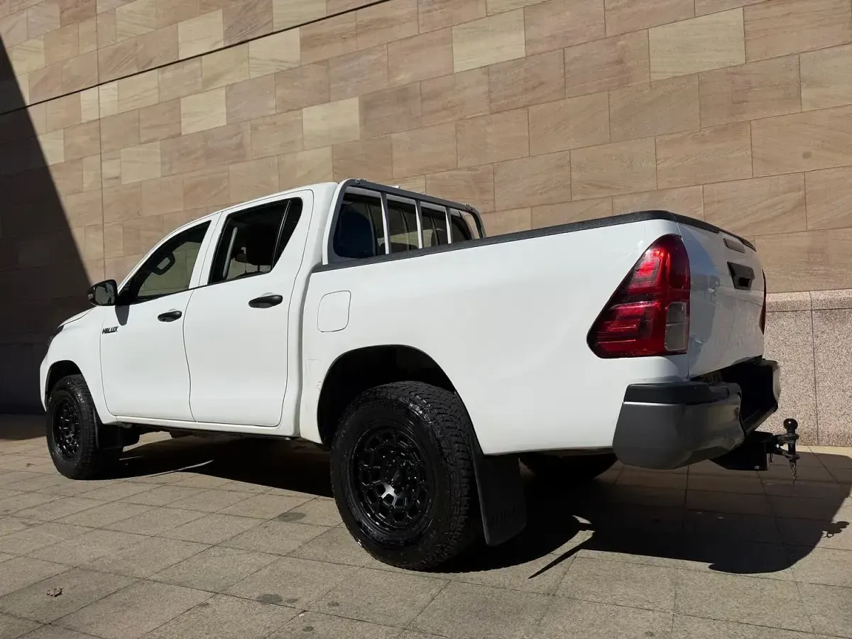 Used Toyota HiLux Active 150 HP (110 kW) 2022 White Pickup