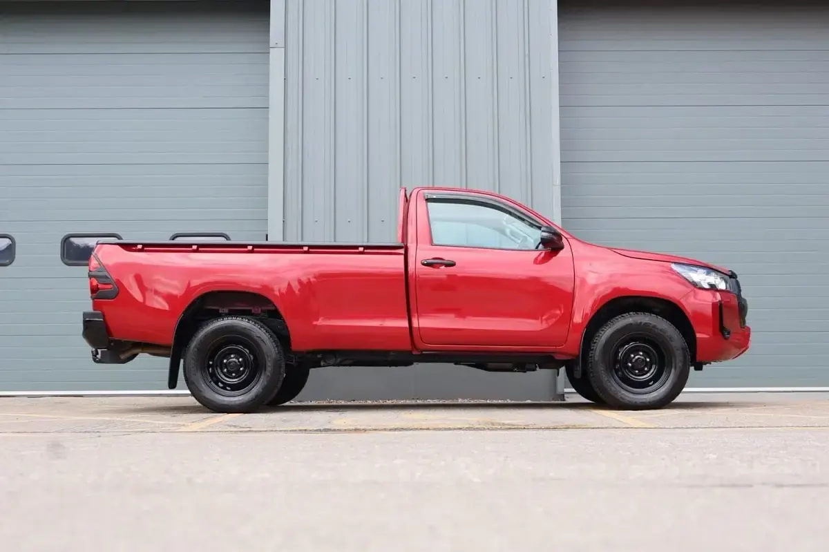 Used Toyota HiLux Active 150 HP (110 kW) 2023 Red Pickup