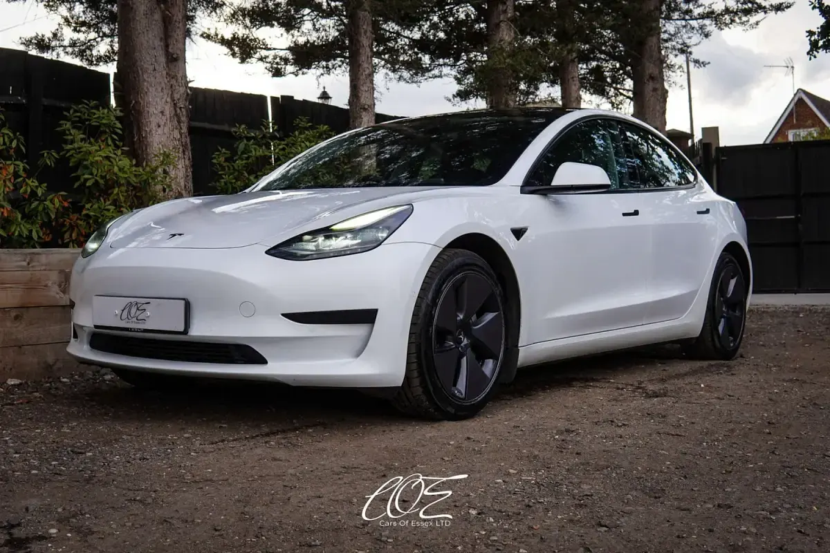 Used Tesla Model 3 Standard Range Plus 366 kW (498 HP) 2021 White Sedan
