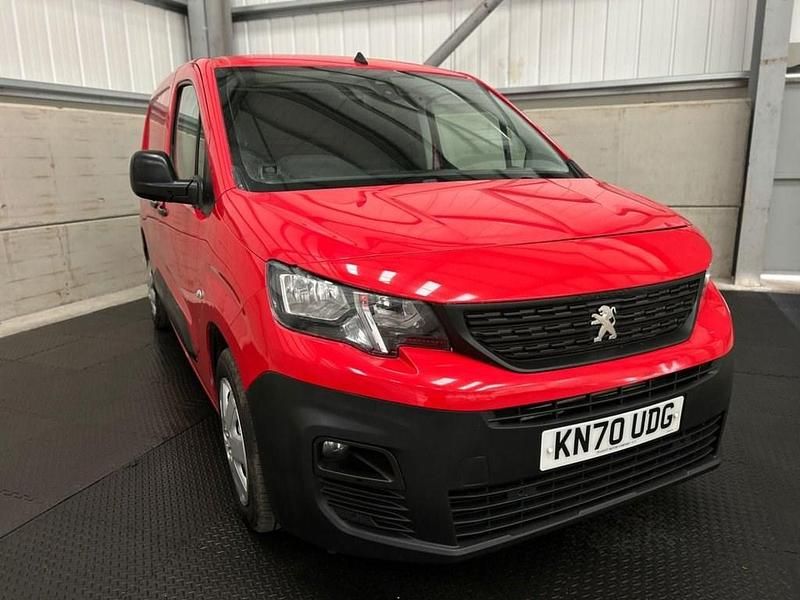 Used Peugeot Partner S 100 HP (73 kW) 2020 Red MPV