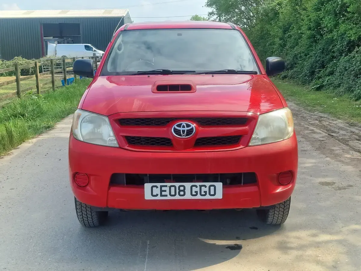 Used Toyota HiLux 118 HP (86 kW) 2008 Red Pickup