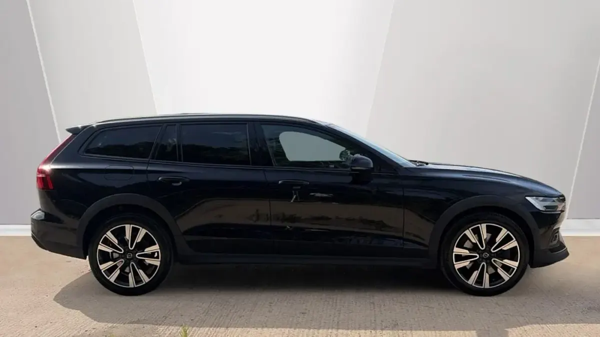 Used Volvo V60 CC 250 HP (183 kW) 2021 Black Estate