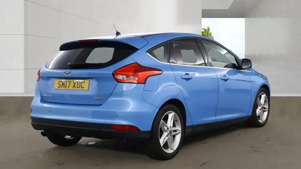 Used Ford Focus Zetec 125 HP (91 kW) 2017 Blue Hatchback
