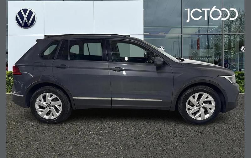 Usado VW Tiguan Life 150 CV (110 kW) 2021 Gris SUV