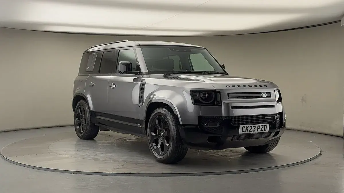 Used Land Rover Defender Dynamic 300 HP (220 kW) 2023 SUV