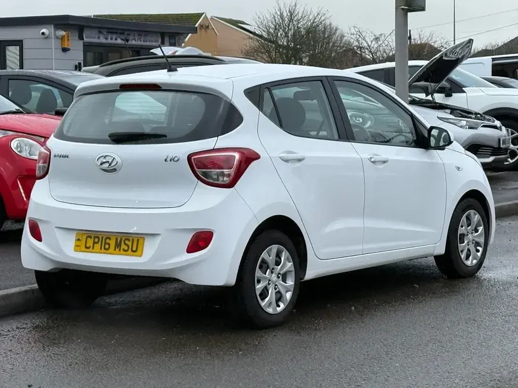 Used Hyundai i10 SE 87 HP (63 kW) 2016 White Hatchback