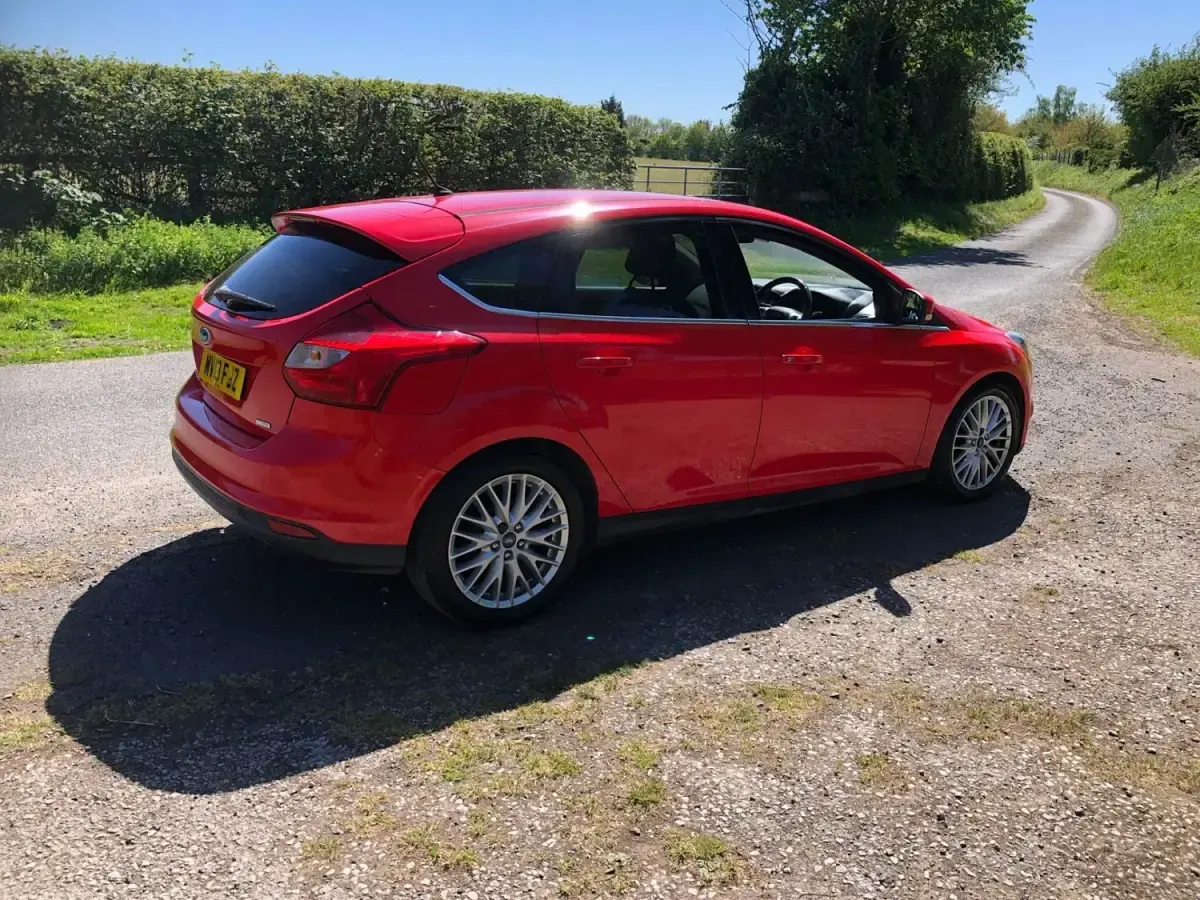 Usado Ford Focus Zetec 115 HP (84 kW) 2013 Vermelho Citadino