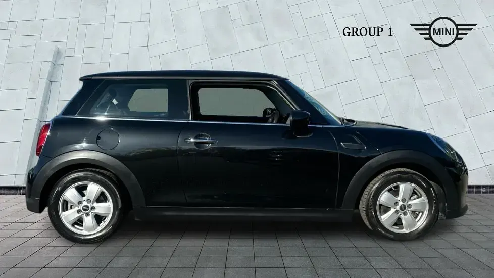 Begagnad Mini Cooper Classic 136 HK (100 kW) 2023 Svart Halvkombi
