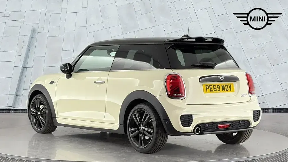 Used Mini Cooper Hatch 134 HP (98 kW) 2019 White Hatchback