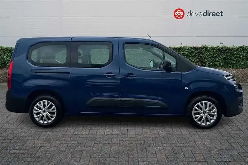 Begagnad Citroën e-Berlingo Feel 100 kW (136 HK) 2023 Blå Minibuss