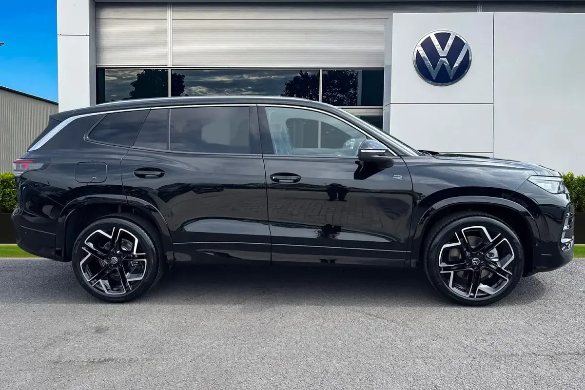 New VW Touran R-line 2026 Black MPV