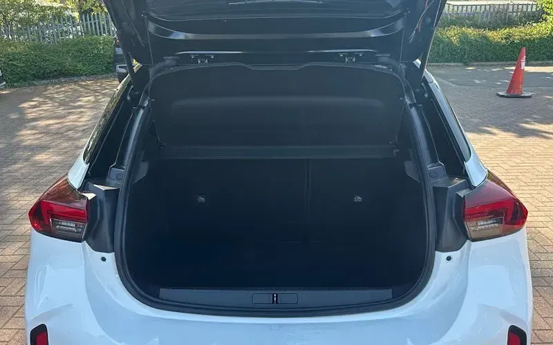 Begagnad Vauxhall Corsa Ultimate 101 HK (74 kW) 2023 Vit Halvkombi