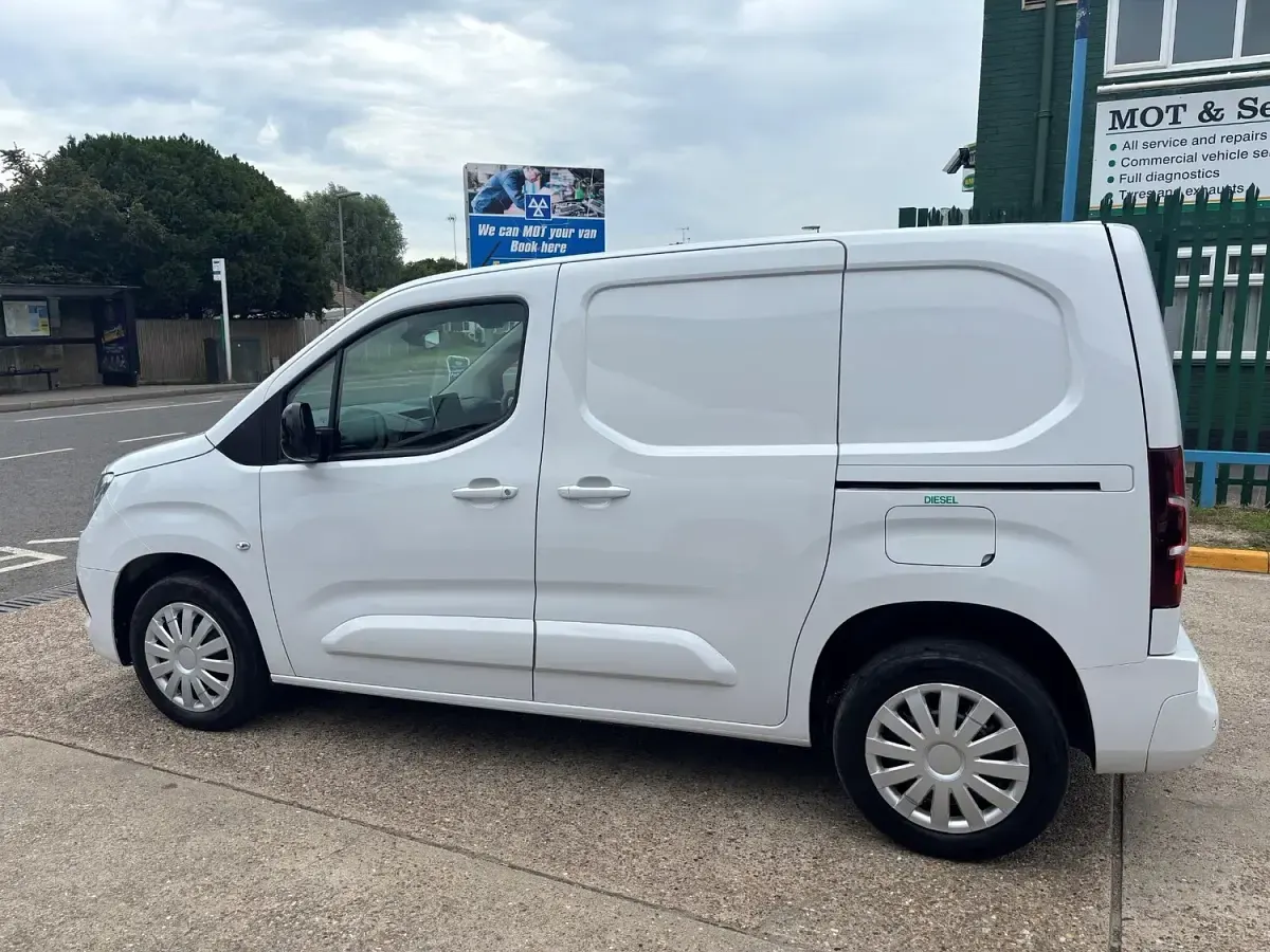Used Vauxhall Combo 100 HP (73 kW) 2023 White MPV