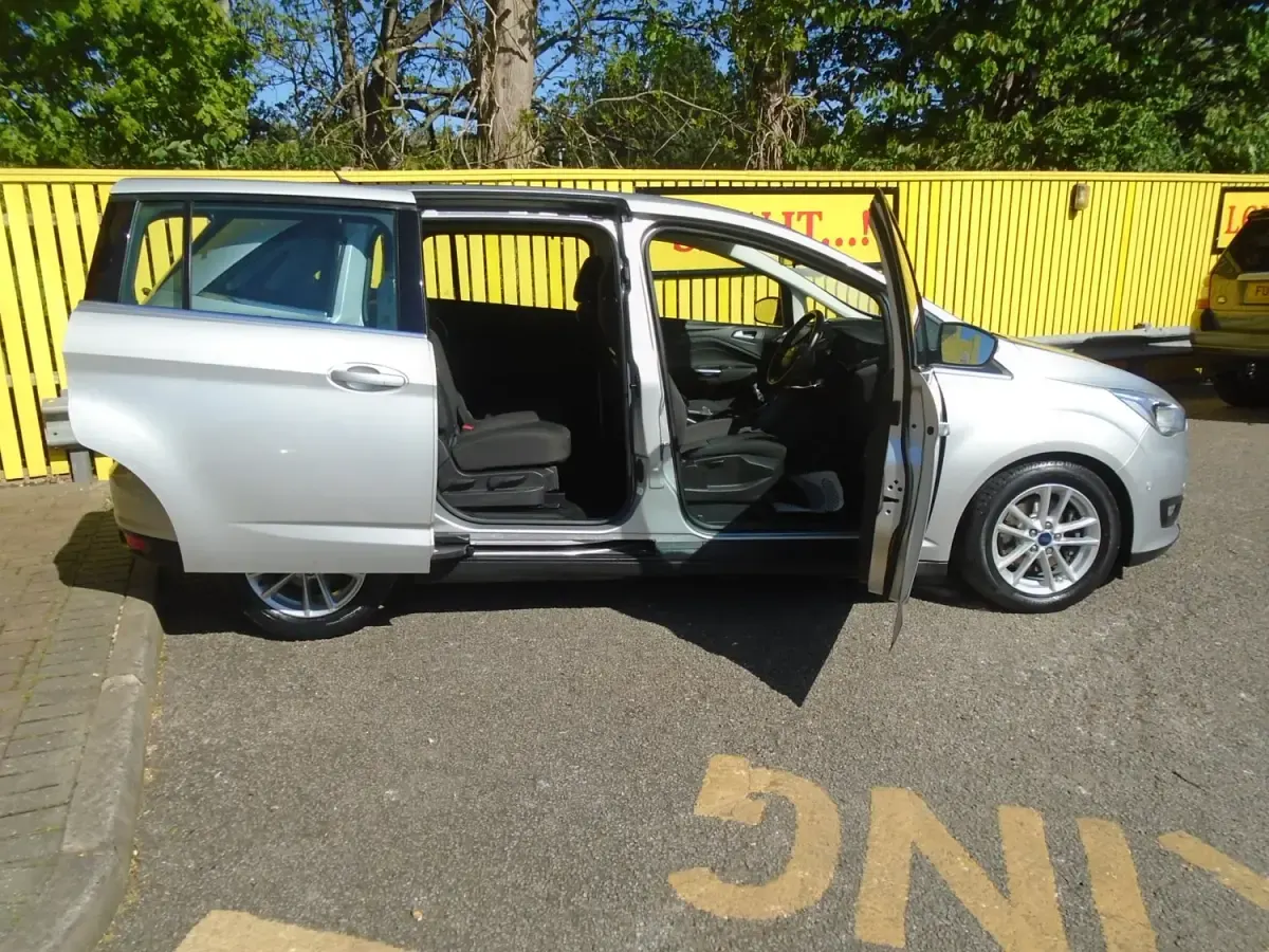 Usado Ford Grand C-Max Zetec 125 CV (91 kW) 2016 Plateado Monovolumen