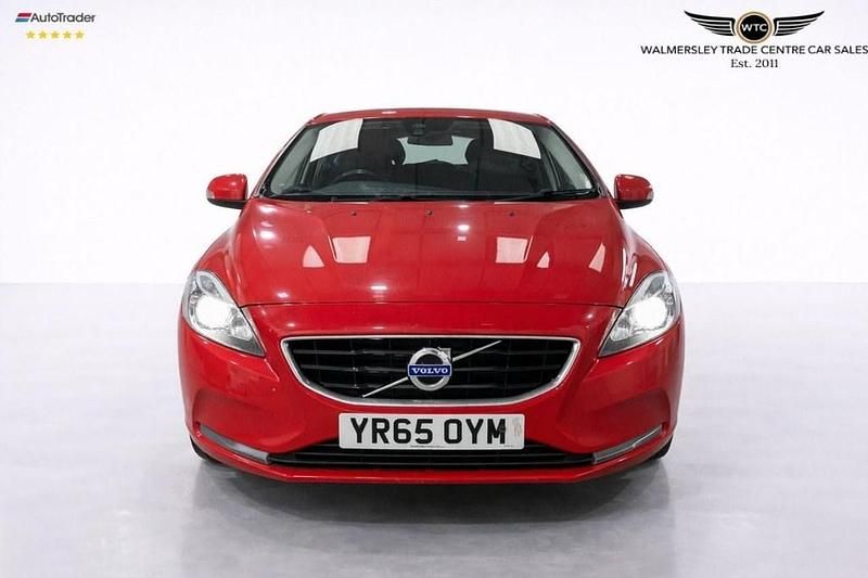 Used Volvo V40 120 HP (88 kW) 2015 Red Hatchback