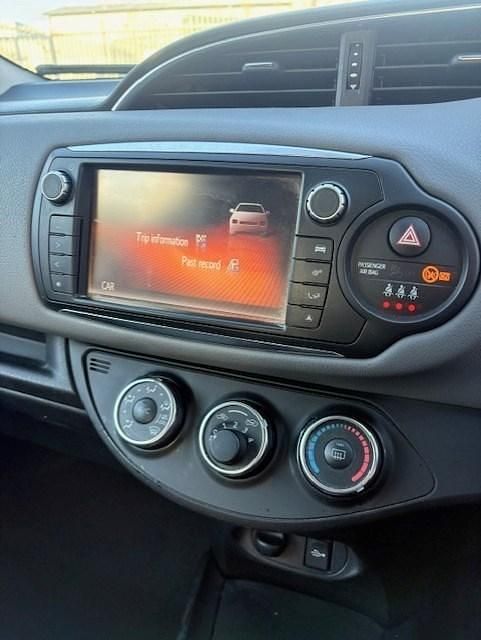 Used Toyota Yaris 69 HP (50 kW) 2015 Red Hatchback