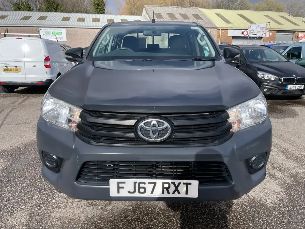 Begagnad Toyota HiLux Active 150 HK (110 kW) 2017 Grå Pickup